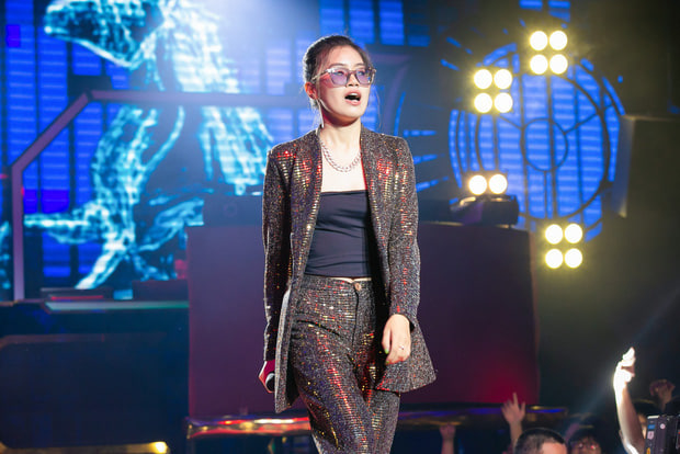 Nữ ch&iacute;nh phim Việt 440 tỷ: 17 tuổi c&agrave;n qu&eacute;t to&agrave;n cầu, vừa bị ph&aacute; kỷ lục số 1 Spotify- Ảnh 2.