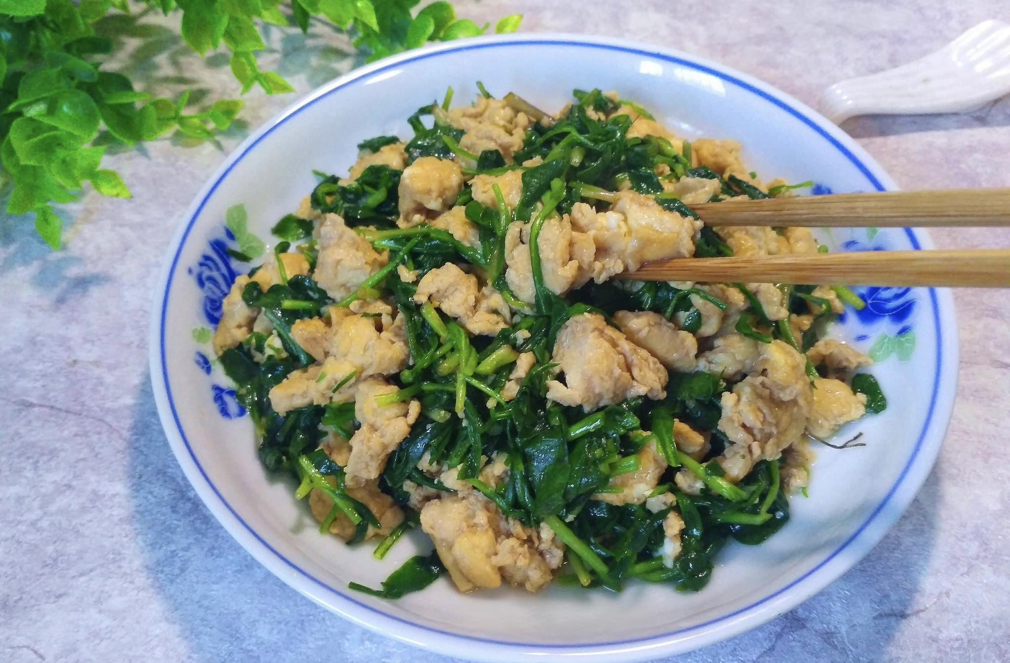 M&oacute;n rau n&ecirc;n ăn v&agrave;o th&aacute;ng Ba - vừa ngon, dễ nấu lại gi&uacute;p th&uacute;c đẩy nhu động ruột, nu&ocirc;i dưỡng gan v&agrave; bảo vệ mắt- Ảnh 16.