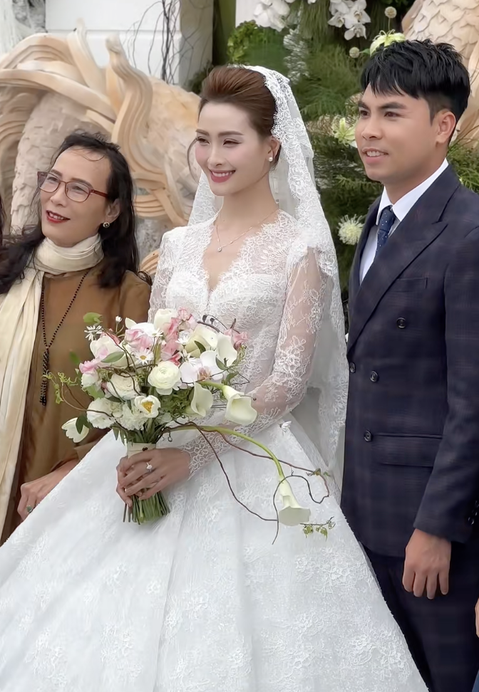 X&uacute;c động b&agrave;i thơ mẹ vợ d&agrave;nh tặng tuyển thủ Đức Huy trong ng&agrave;y cưới MC Huyền Trang M&ugrave; Tạt, c&ocirc; d&acirc;u kh&oacute;c như mưa- Ảnh 2.