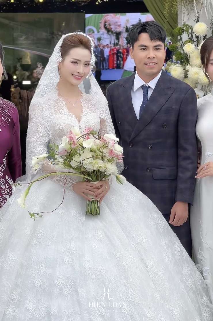 To&agrave;n cảnh đ&aacute;m cưới Đức Huy - MC M&ugrave; Tạt: C&ocirc; d&acirc;u ch&uacute; rể đẹp đ&ocirc;i, C&ocirc;ng Phượng, Văn To&agrave;n v&agrave; d&agrave;n sao ĐT Việt Nam đổ bộ- Ảnh 1.