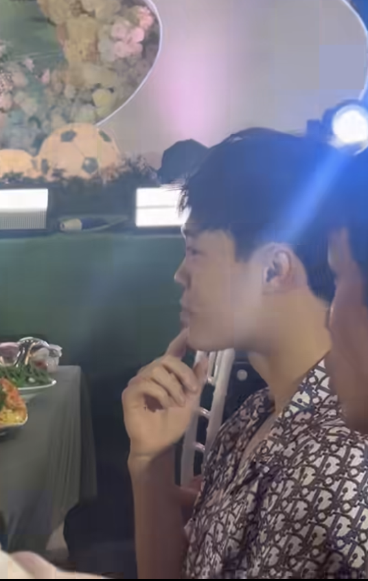 To&agrave;n cảnh đ&aacute;m cưới Đức Huy - MC M&ugrave; Tạt: C&ocirc; d&acirc;u ch&uacute; rể đẹp đ&ocirc;i, C&ocirc;ng Phượng, Văn To&agrave;n v&agrave; d&agrave;n sao ĐT Việt Nam đổ bộ- Ảnh 6.