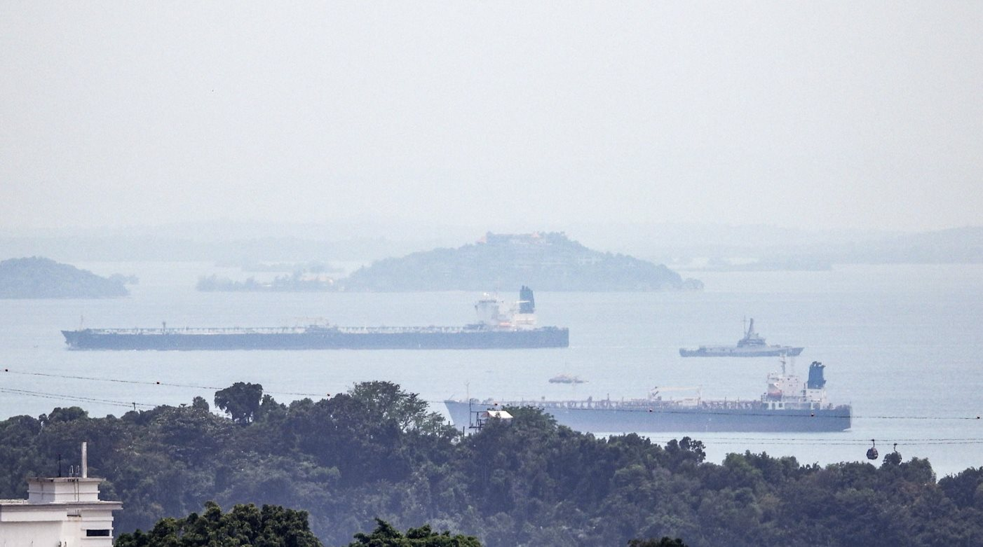 Ph&aacute;t hiện đội t&agrave;u chở dầu Iran &acirc;m thầm mang 1 triệu th&ugrave;ng dầu/ng&agrave;y đến một nước Đ&ocirc;ng Nam &Aacute;- Ảnh 1.