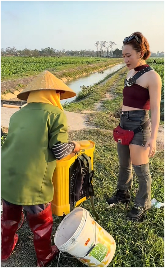 Đ&oacute;ng giả kh&aacute;ch H&agrave;n đ&ograve;i b&agrave; c&ocirc; dẫn đi kh&aacute;m ph&aacute; nghĩa trang, diễn biến sau đ&oacute; h&uacute;t 10 triệu lượt xem- Ảnh 4.