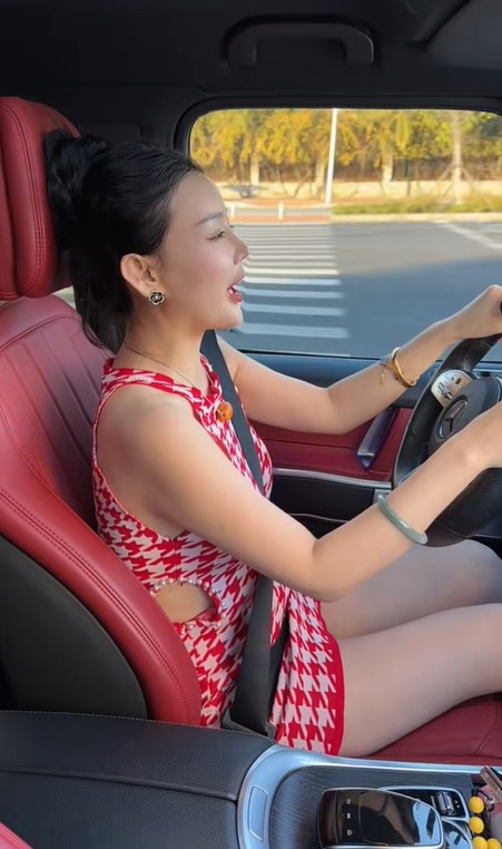 Cuộc sống sang chảnh hiện tại của &ldquo;c&ocirc; g&aacute;i bị h&oacute;i một mảng đầu v&igrave; ăn ng&ocirc; bằng khoan&rdquo; 10 năm trước- Ảnh 9.