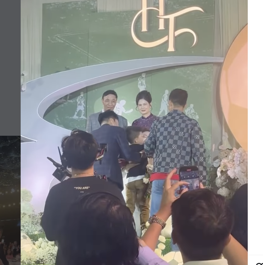 Duy Mạnh t&aacute;i hiện khoảnh khắc cắm cờ tr&ecirc;n tuyết trắng, c&ugrave;ng con trai l&agrave;m điều đặc biệt trong đ&aacute;m cưới Đức Huy - MC M&ugrave; Tạt- Ảnh 1.