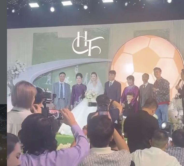 Duy Mạnh t&aacute;i hiện khoảnh khắc cắm cờ tr&ecirc;n tuyết trắng, c&ugrave;ng con trai l&agrave;m điều đặc biệt trong đ&aacute;m cưới Đức Huy - MC M&ugrave; Tạt- Ảnh 2.