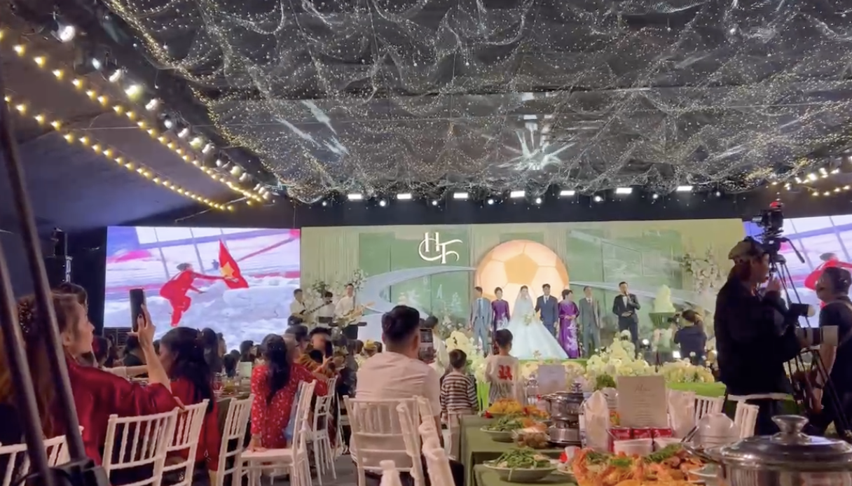 Duy Mạnh t&aacute;i hiện khoảnh khắc cắm cờ tr&ecirc;n tuyết trắng, c&ugrave;ng con trai l&agrave;m điều đặc biệt trong đ&aacute;m cưới Đức Huy - MC M&ugrave; Tạt- Ảnh 3.