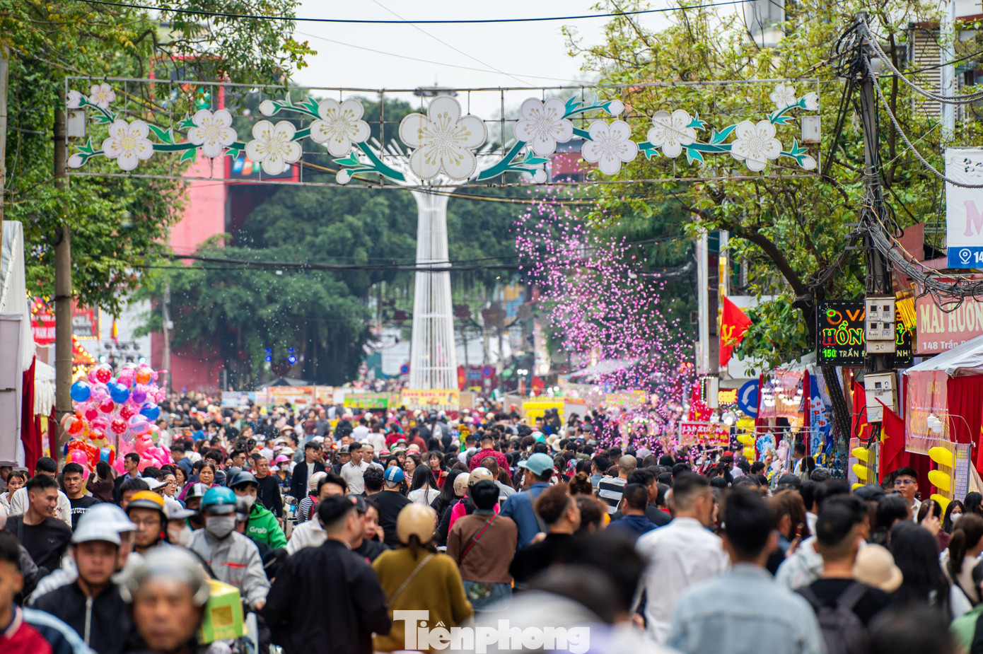 'Biển người' trẩy hội Lạng Sơn- Ảnh 1.