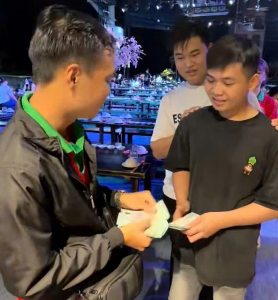 Vụ nam nh&acirc;n vi&ecirc;n tr&uacute;ng độc đắc 18 tỉ đồng: Kh&aacute;ch đổ x&ocirc; đến qu&aacute;n xin "v&iacute;a" may mắn- Ảnh 1.