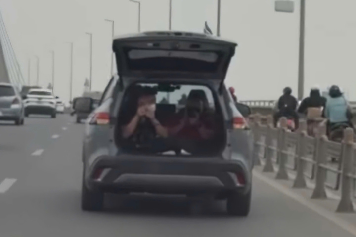 Xử phạt t&agrave;i xế mở cốp, chở người trong khoang h&agrave;nh l&yacute; khi chạy xe- Ảnh 1.