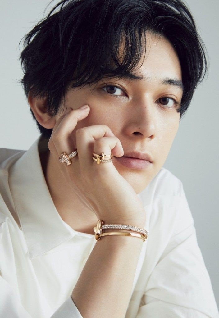 2 nam thần 3.400 tỷ đang viral khắp MXH Việt: Visual đẹp như đ&uacute;c từ v&agrave;ng, xem đến đời tư ai cũng sửng sốt- Ảnh 6.