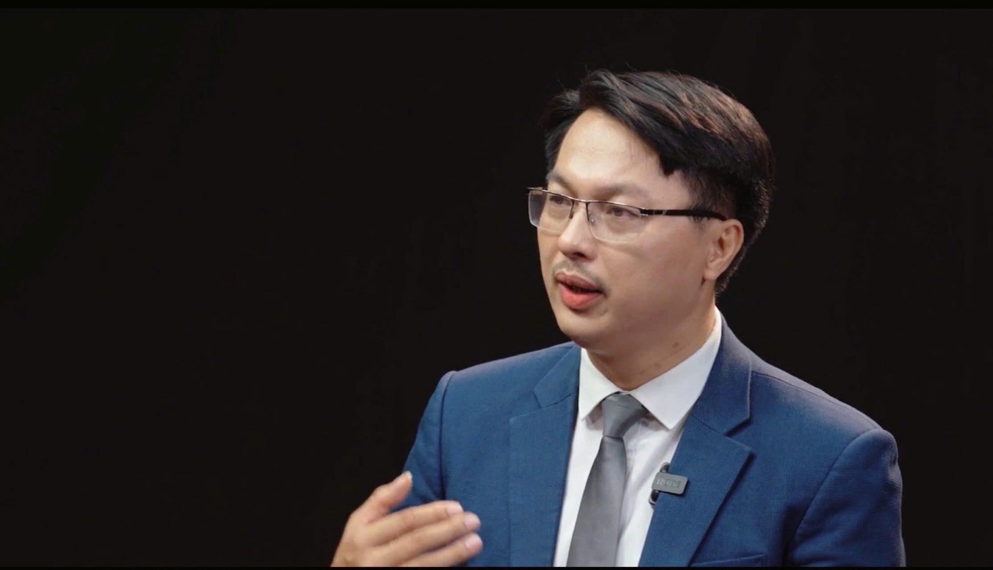 T&agrave;i xế Range Rover d&ugrave;ng dao chọc thủng lốp xe SH ở H&agrave; Nội: C&oacute; thể đối diện h&igrave;nh phạt n&agrave;o?- Ảnh 1.