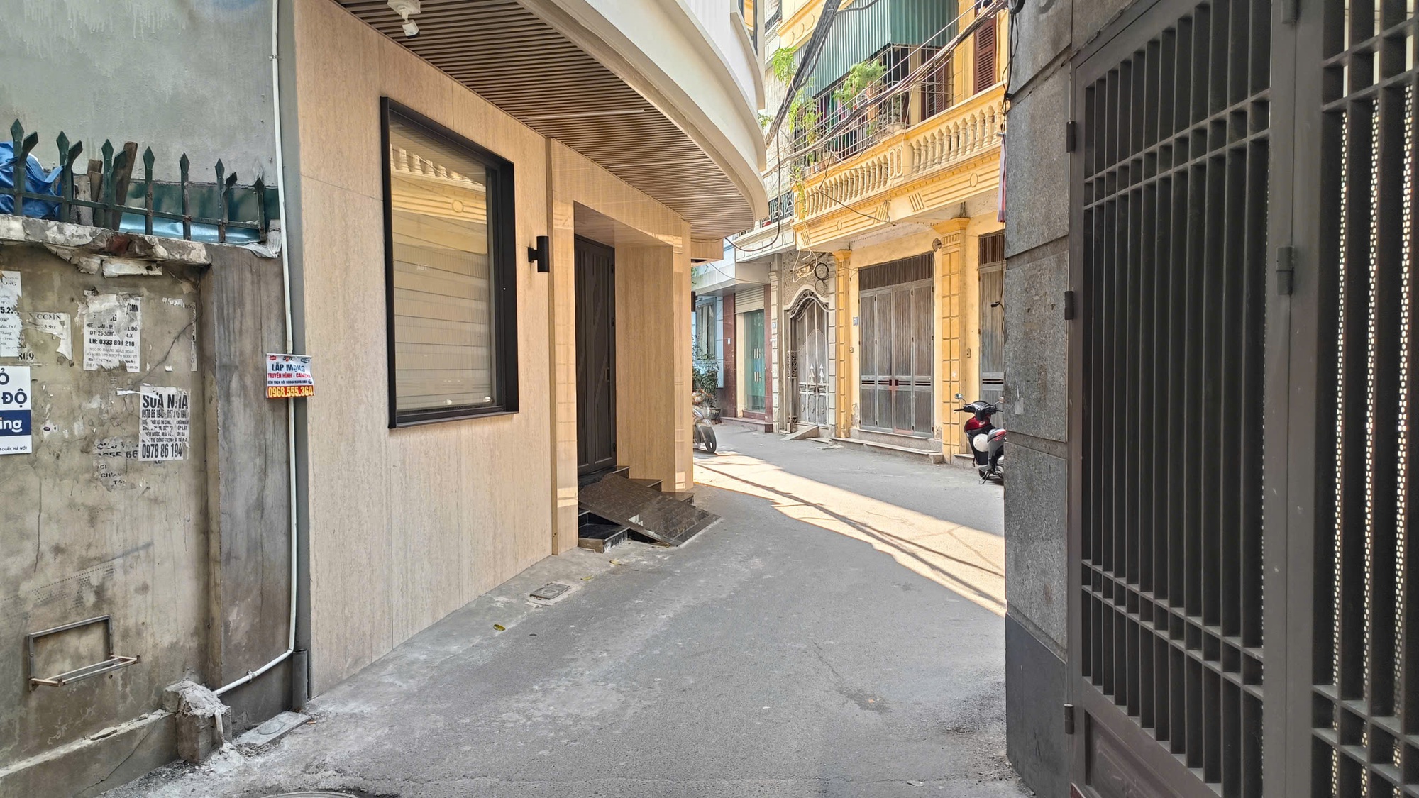 T&agrave;i xế Range Rover d&ugrave;ng dao chọc thủng lốp xe SH ở H&agrave; Nội: C&oacute; thể đối diện h&igrave;nh phạt n&agrave;o?- Ảnh 3.