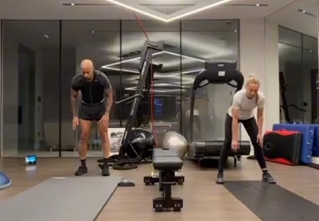 Ngỡ ngàng vóc dáng "quái vật" của huyền thoại Arsenal: Cơ bắp như tạc tượng, nói không với 1 món ăn- Ảnh 2. Ngỡ ngàng vóc dáng "quái vật" của huyền thoại Arsenal: Cơ bắp như tạc tượng, nói không với 1 món ăn- Ảnh 2.