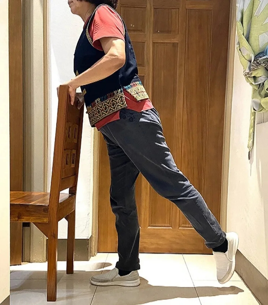 Người phụ nữ 40 tuổi giảm 10kg nhờ "gi&atilde;n cơ tiện tay tại nh&agrave;": 7 động t&aacute;c đơn giản, nằm cũng c&oacute; thể tập- Ảnh 2.