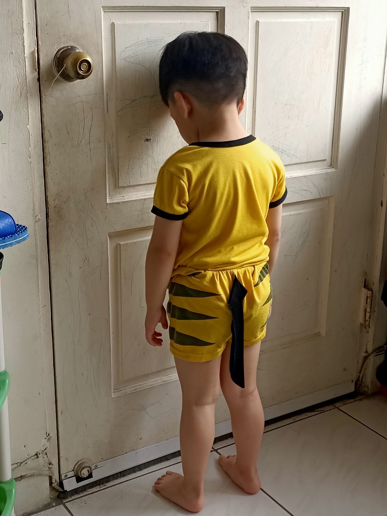 Loạt ảnh trẻ con chịu "h&igrave;nh phạt quốc d&acirc;n" g&acirc;y sốt: Cứ 10 người xem l&agrave; 9 người thấy b&oacute;ng d&aacute;ng tuổi thơ m&igrave;nh- Ảnh 3.