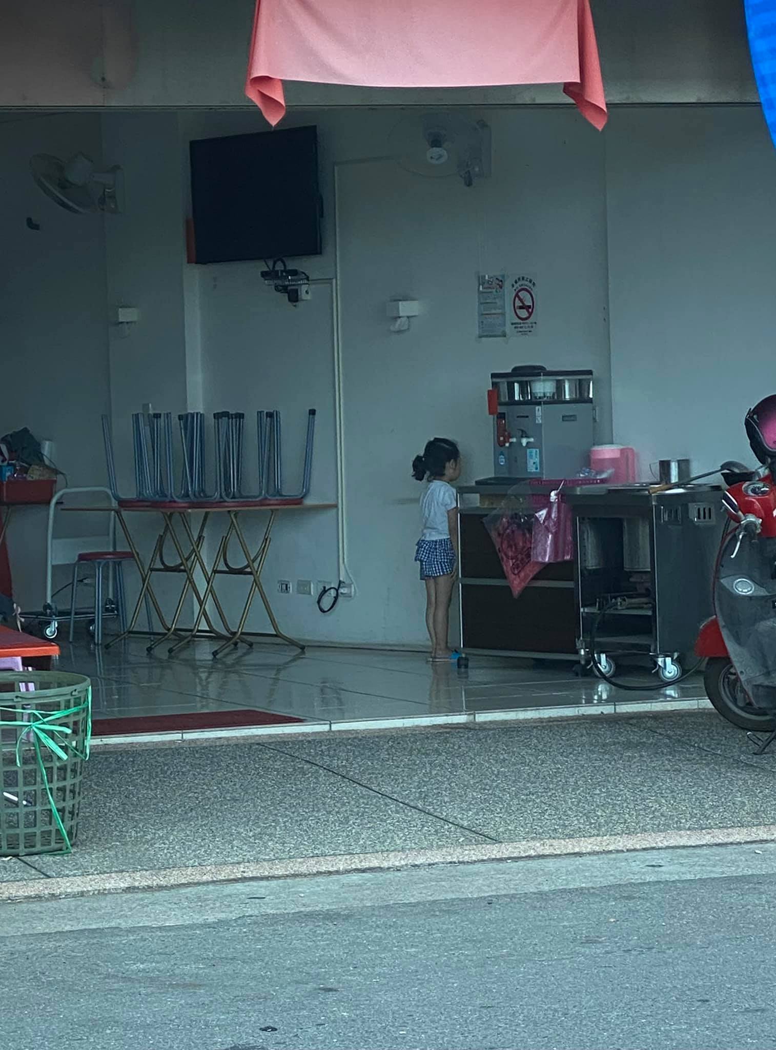 Loạt ảnh trẻ con chịu "h&igrave;nh phạt quốc d&acirc;n" g&acirc;y sốt: Cứ 10 người xem l&agrave; 9 người thấy b&oacute;ng d&aacute;ng tuổi thơ m&igrave;nh- Ảnh 1.