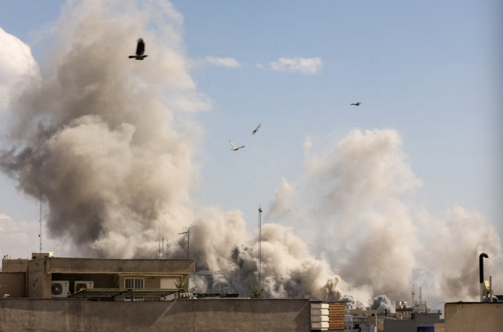 Tang thương Iran sau 15 ng&agrave;y hứng đ&ograve;n tấn c&ocirc;ng của Mỹ - Israel- Ảnh 19.