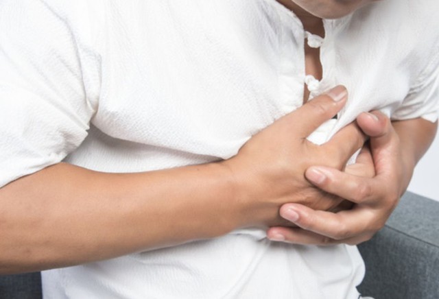 Kh&ocirc;ng chỉ đau ngực: 10 vị tr&iacute; đau "lạ" c&oacute; thể l&agrave; dấu hiệu nhồi m&aacute;u cơ tim, đ&aacute;ng tiếc nhiều người kh&ocirc;ng biết m&agrave; bỏ qua- Ảnh 1.