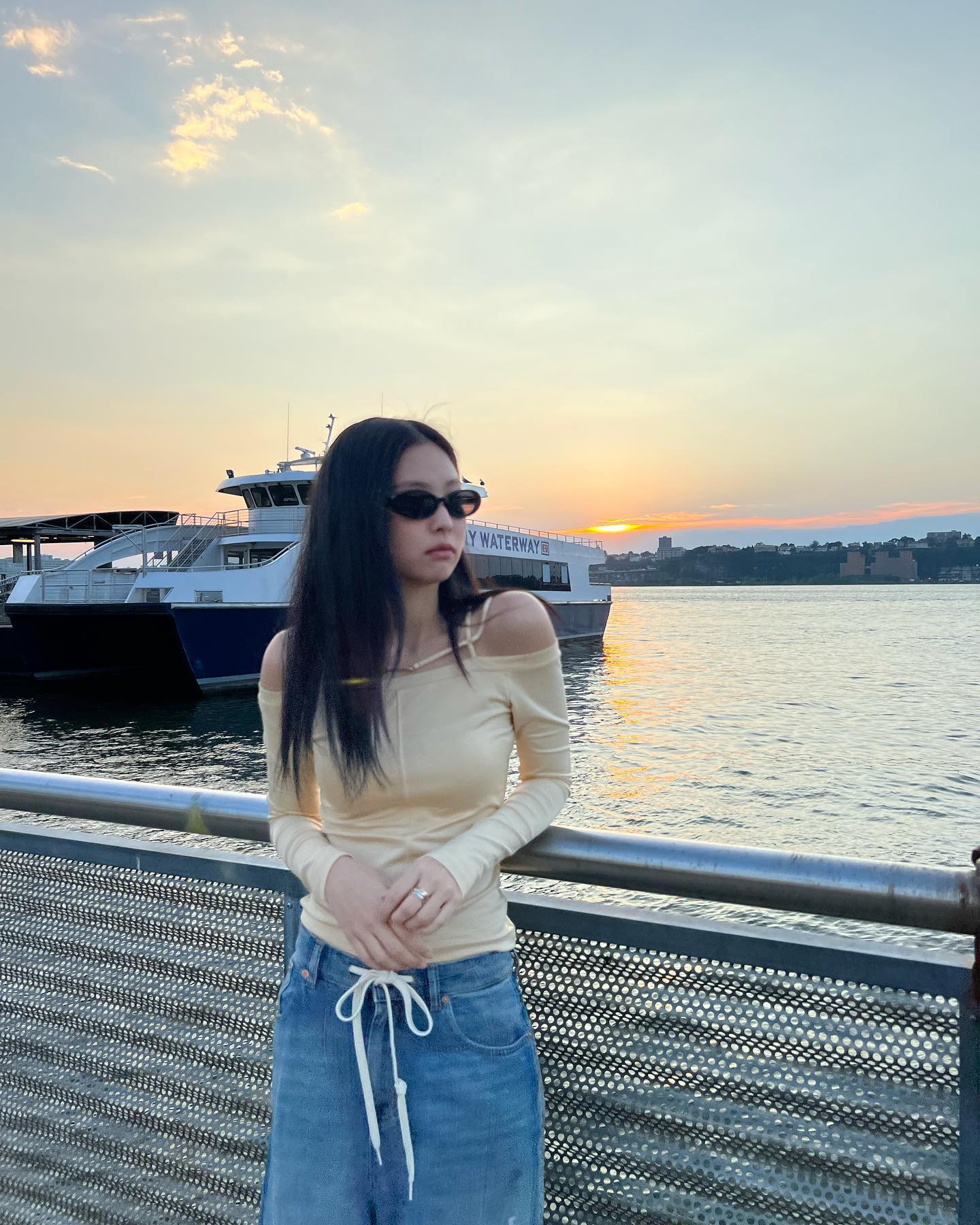 Quần jeans ống rộng v&agrave;o tay Jennie cũng th&agrave;nh sang chảnh tới từng set đồ- Ảnh 8.