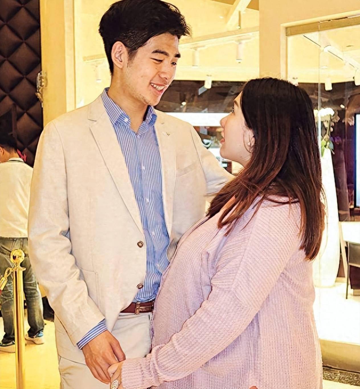 Con rể k&iacute;n tiếng nhất gia tộc "vua s&ograve;ng bạc Macau&rdquo;: Học b&aacute; Harvard, được nh&agrave; g&aacute;i tặng hồi m&ocirc;n 5.000 tỷ năm 2019- Ảnh 6.