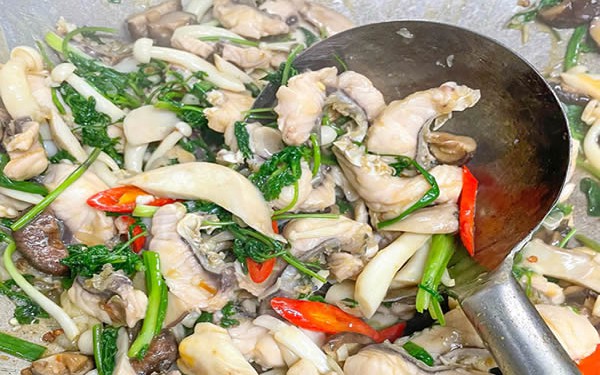 4 thực phẩm rất quen nhưng h&acirc;m n&oacute;ng nhiều lần biến th&agrave;nh m&oacute;n độc 