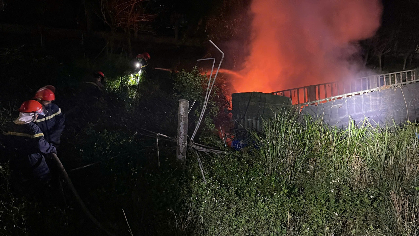 Tai nạn tr&ecirc;n quốc lộ 1, xe đầu k&eacute;o bốc ch&aacute;y, t&agrave;i xế tử vong- Ảnh 1.