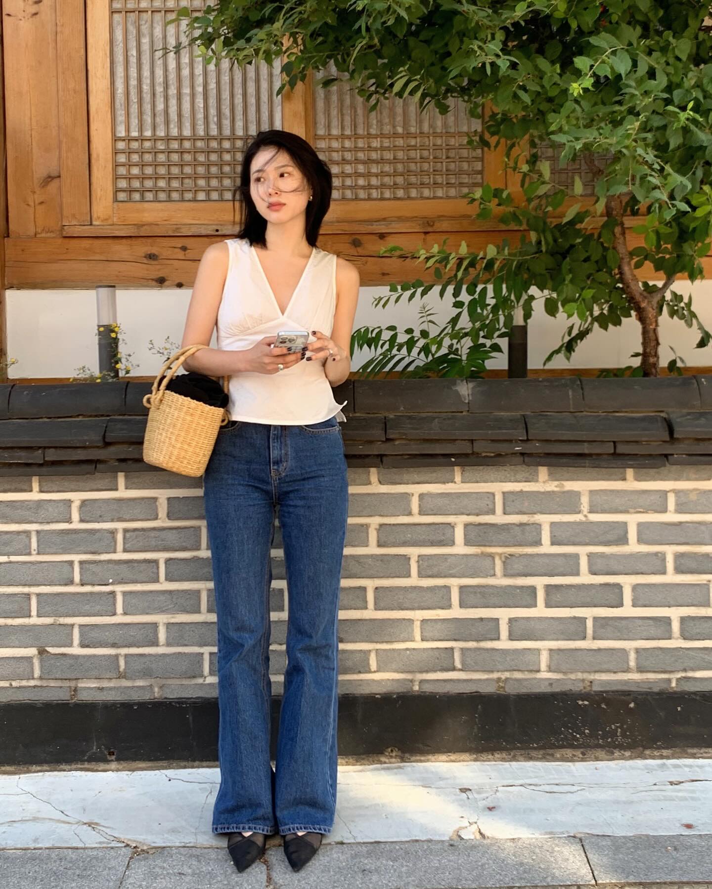 &Aacute;o trắng v&agrave; quần jeans xanh: Bộ đ&ocirc;i kinh điển c&oacute; tới 4 c&aacute;ch mặc trong m&ugrave;a h&egrave;- Ảnh 4.