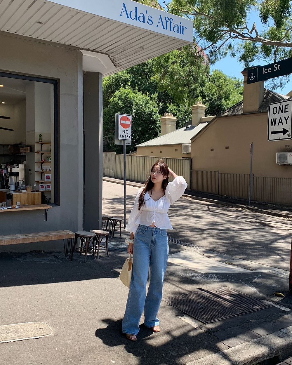 &Aacute;o trắng v&agrave; quần jeans xanh: Bộ đ&ocirc;i kinh điển c&oacute; tới 4 c&aacute;ch mặc trong m&ugrave;a h&egrave;- Ảnh 2.