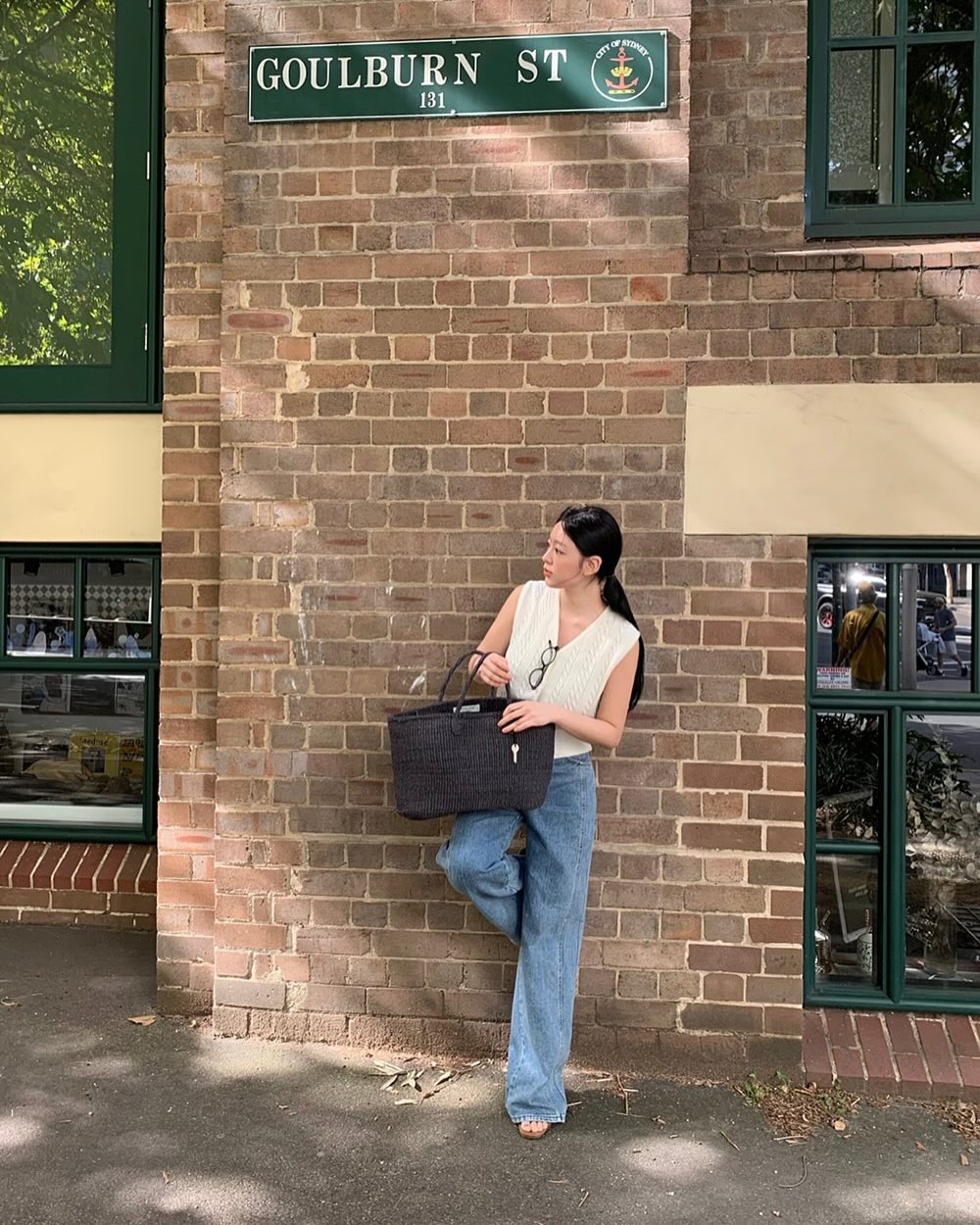 &Aacute;o trắng v&agrave; quần jeans xanh: Bộ đ&ocirc;i kinh điển c&oacute; tới 4 c&aacute;ch mặc trong m&ugrave;a h&egrave;- Ảnh 5.