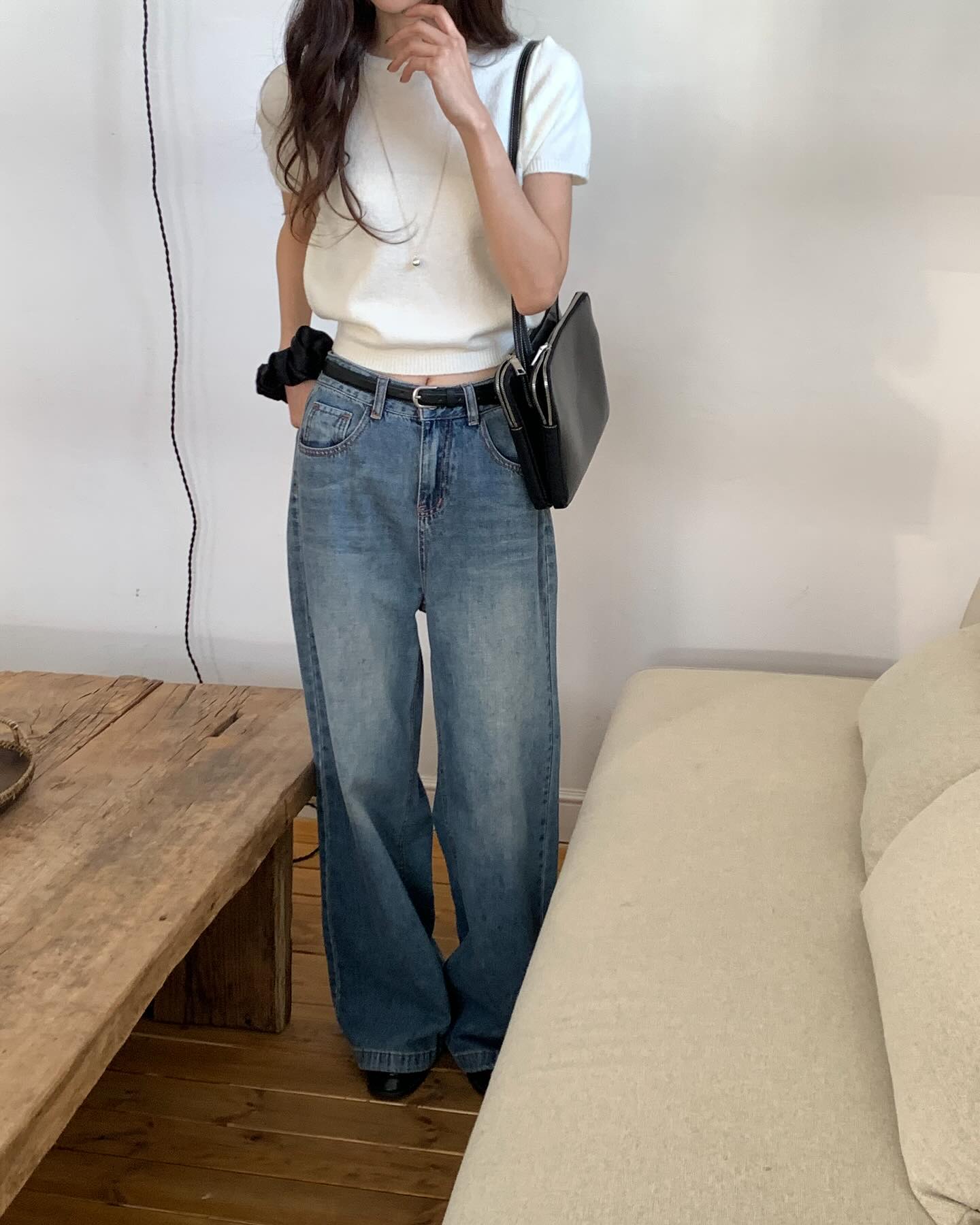 &Aacute;o trắng v&agrave; quần jeans xanh: Bộ đ&ocirc;i kinh điển c&oacute; tới 4 c&aacute;ch mặc trong m&ugrave;a h&egrave;- Ảnh 6.