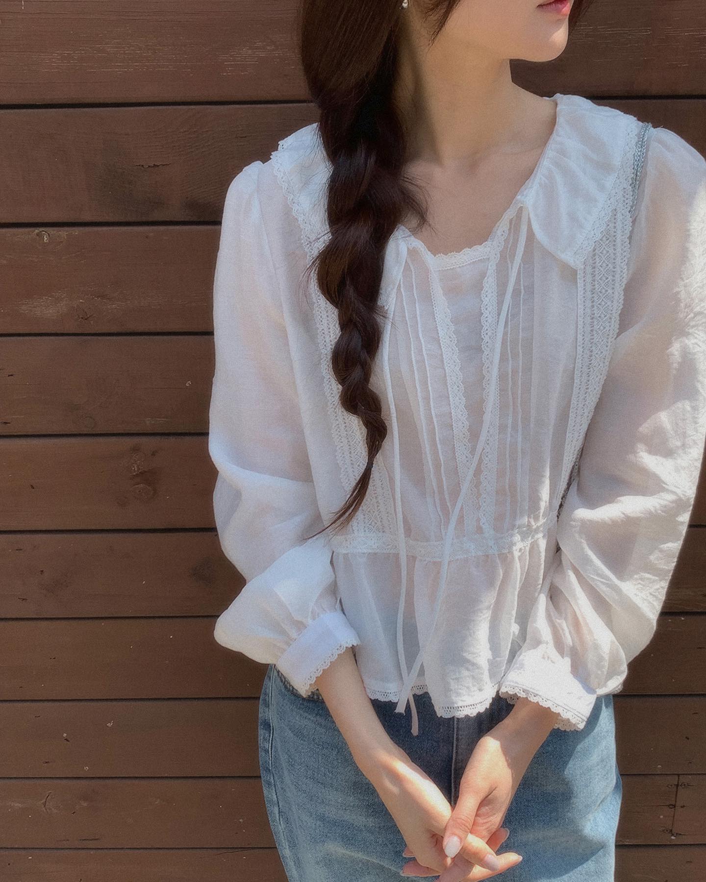 Trong v&ocirc; v&agrave;n mẫu &aacute;o m&ugrave;a h&egrave;, đ&acirc;y l&agrave; 4 kiểu đẹp nhất để mặc với quần jeans- Ảnh 2.