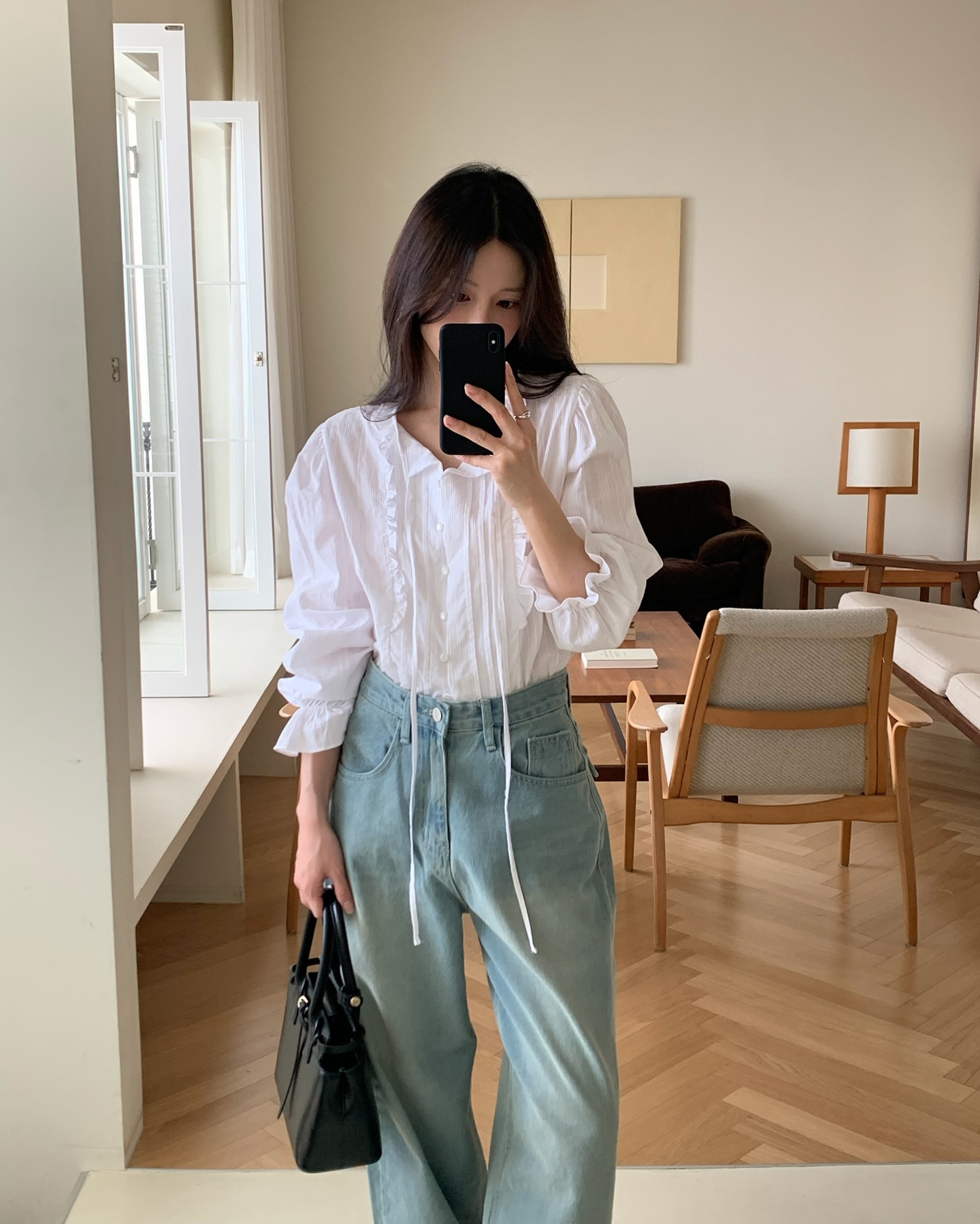 &Aacute;o trắng v&agrave; quần jeans xanh: Bộ đ&ocirc;i kinh điển c&oacute; tới 4 c&aacute;ch mặc trong m&ugrave;a h&egrave;- Ảnh 1.