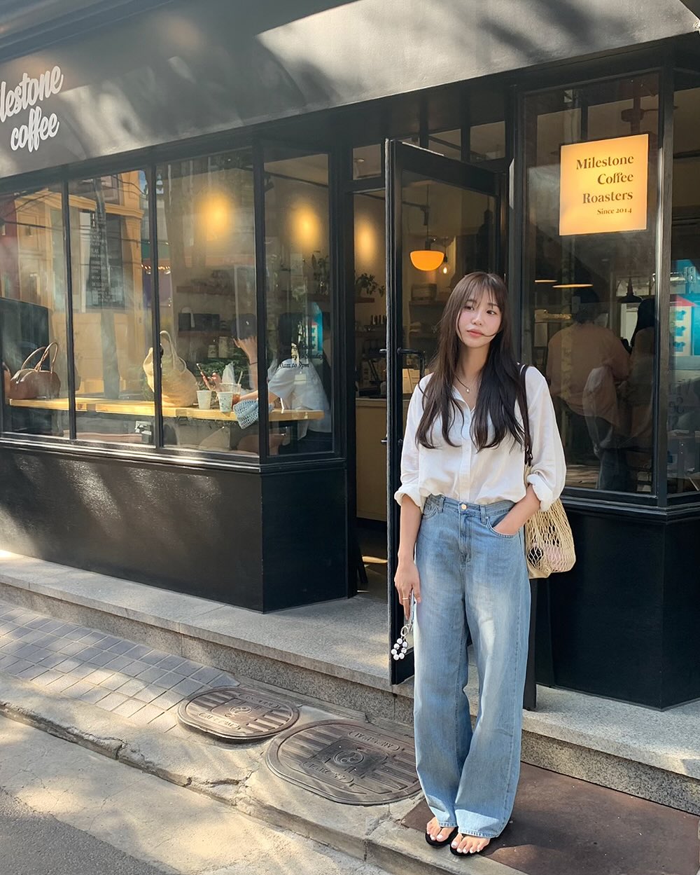 &Aacute;o trắng v&agrave; quần jeans xanh: Bộ đ&ocirc;i kinh điển c&oacute; tới 4 c&aacute;ch mặc trong m&ugrave;a h&egrave;- Ảnh 7.