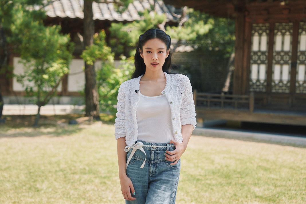 Quần jeans ống rộng v&agrave;o tay Jennie cũng th&agrave;nh sang chảnh tới từng set đồ- Ảnh 6.