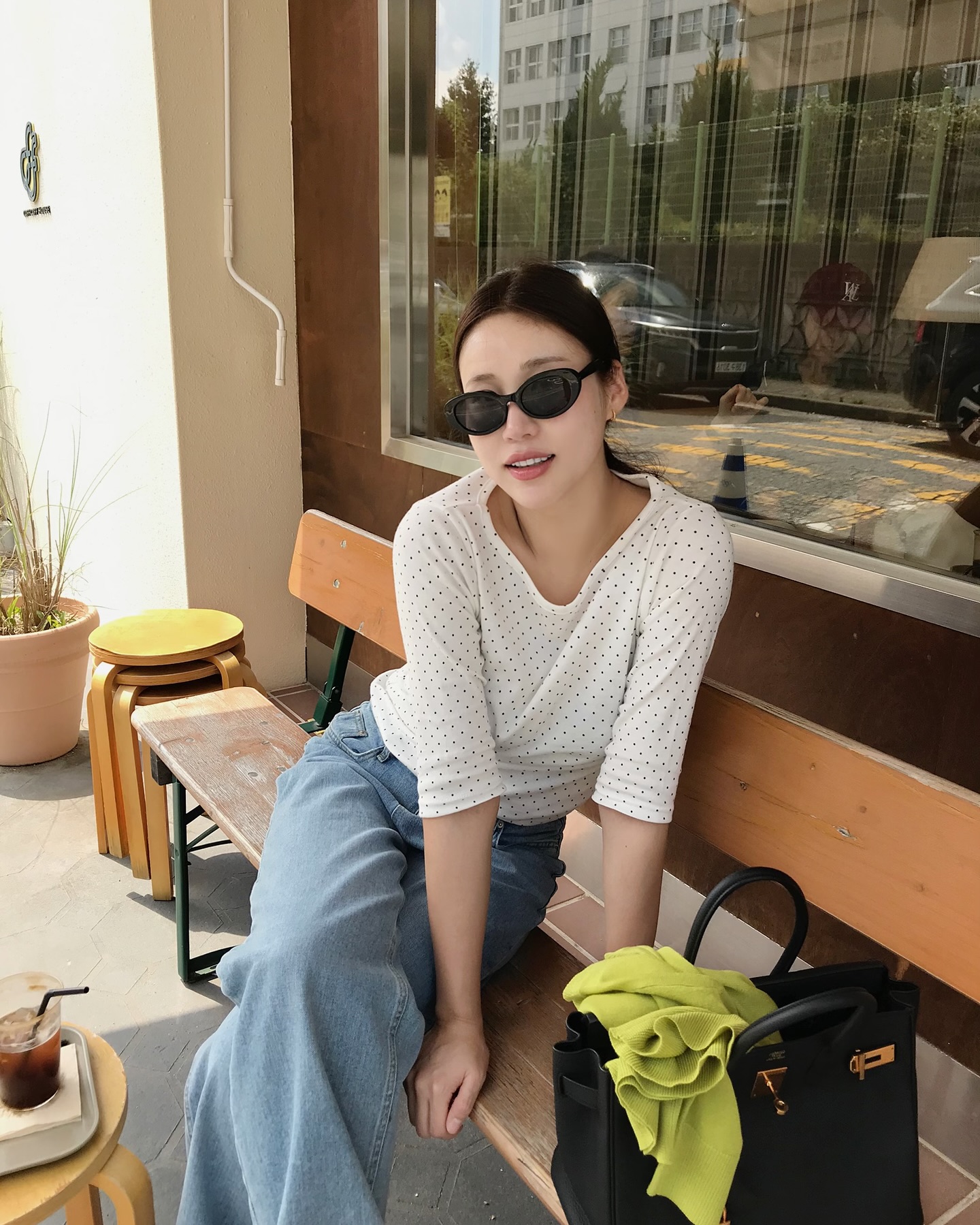 Trong v&ocirc; v&agrave;n mẫu &aacute;o m&ugrave;a h&egrave;, đ&acirc;y l&agrave; 4 kiểu đẹp nhất để mặc với quần jeans- Ảnh 10.