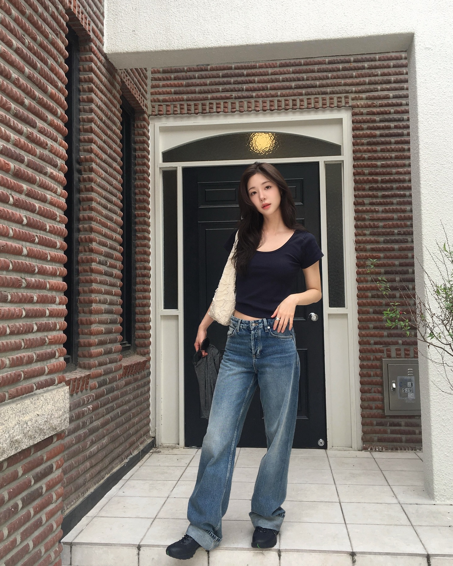 Trong v&ocirc; v&agrave;n mẫu &aacute;o m&ugrave;a h&egrave;, đ&acirc;y l&agrave; 4 kiểu đẹp nhất để mặc với quần jeans- Ảnh 11.