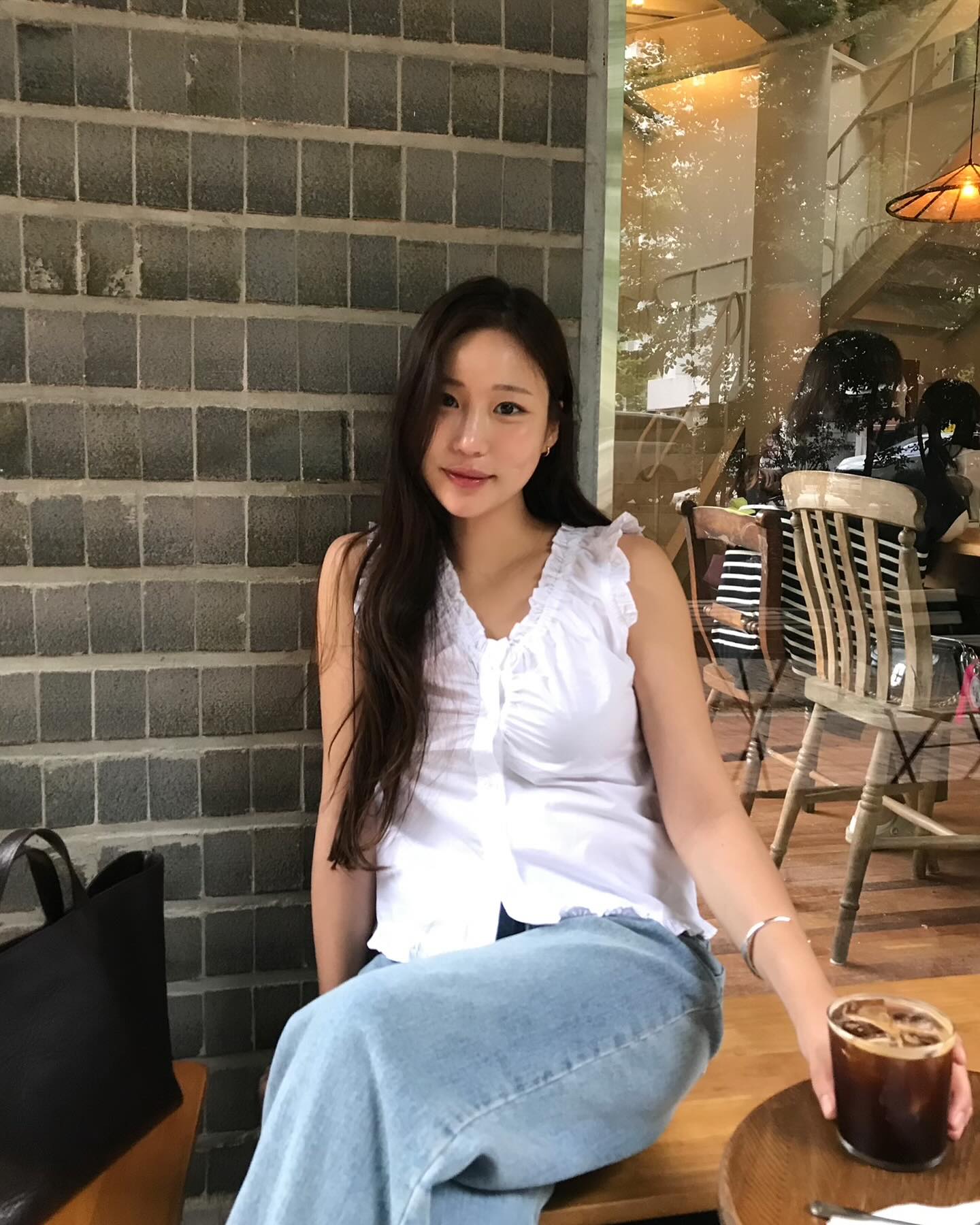 Trong v&ocirc; v&agrave;n mẫu &aacute;o m&ugrave;a h&egrave;, đ&acirc;y l&agrave; 4 kiểu đẹp nhất để mặc với quần jeans- Ảnh 5.