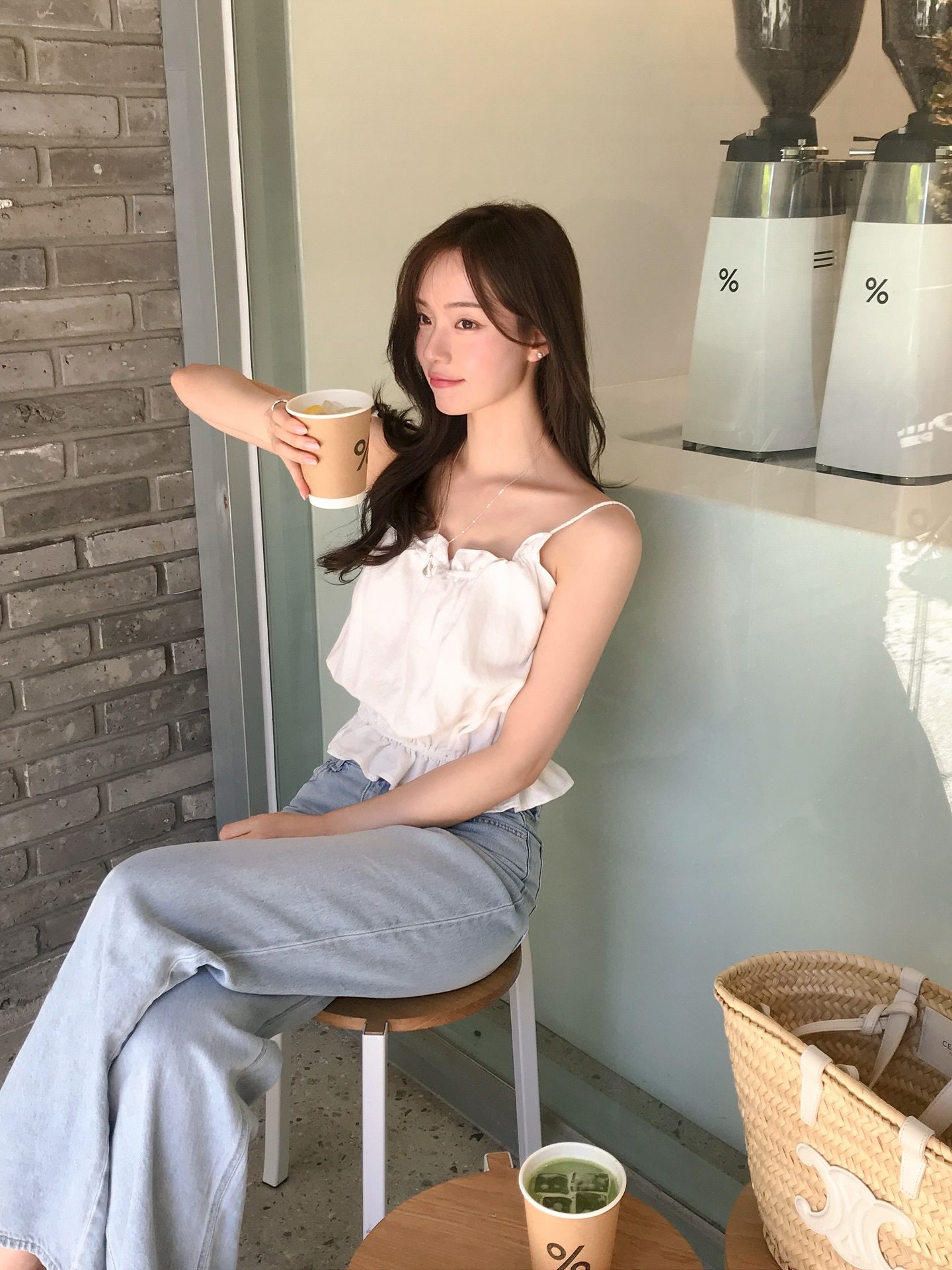 Trong v&ocirc; v&agrave;n mẫu &aacute;o m&ugrave;a h&egrave;, đ&acirc;y l&agrave; 4 kiểu đẹp nhất để mặc với quần jeans- Ảnh 4.