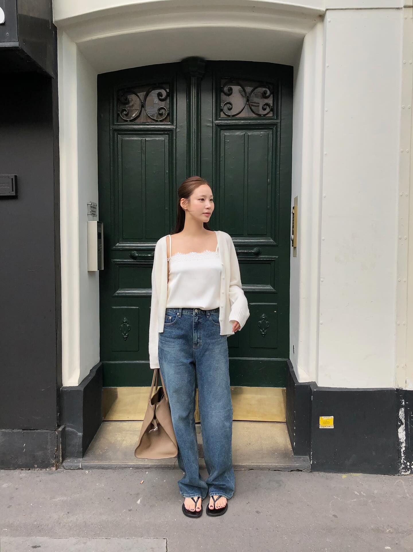 &Aacute;o trắng v&agrave; quần jeans xanh: Bộ đ&ocirc;i kinh điển c&oacute; tới 4 c&aacute;ch mặc trong m&ugrave;a h&egrave;- Ảnh 3.