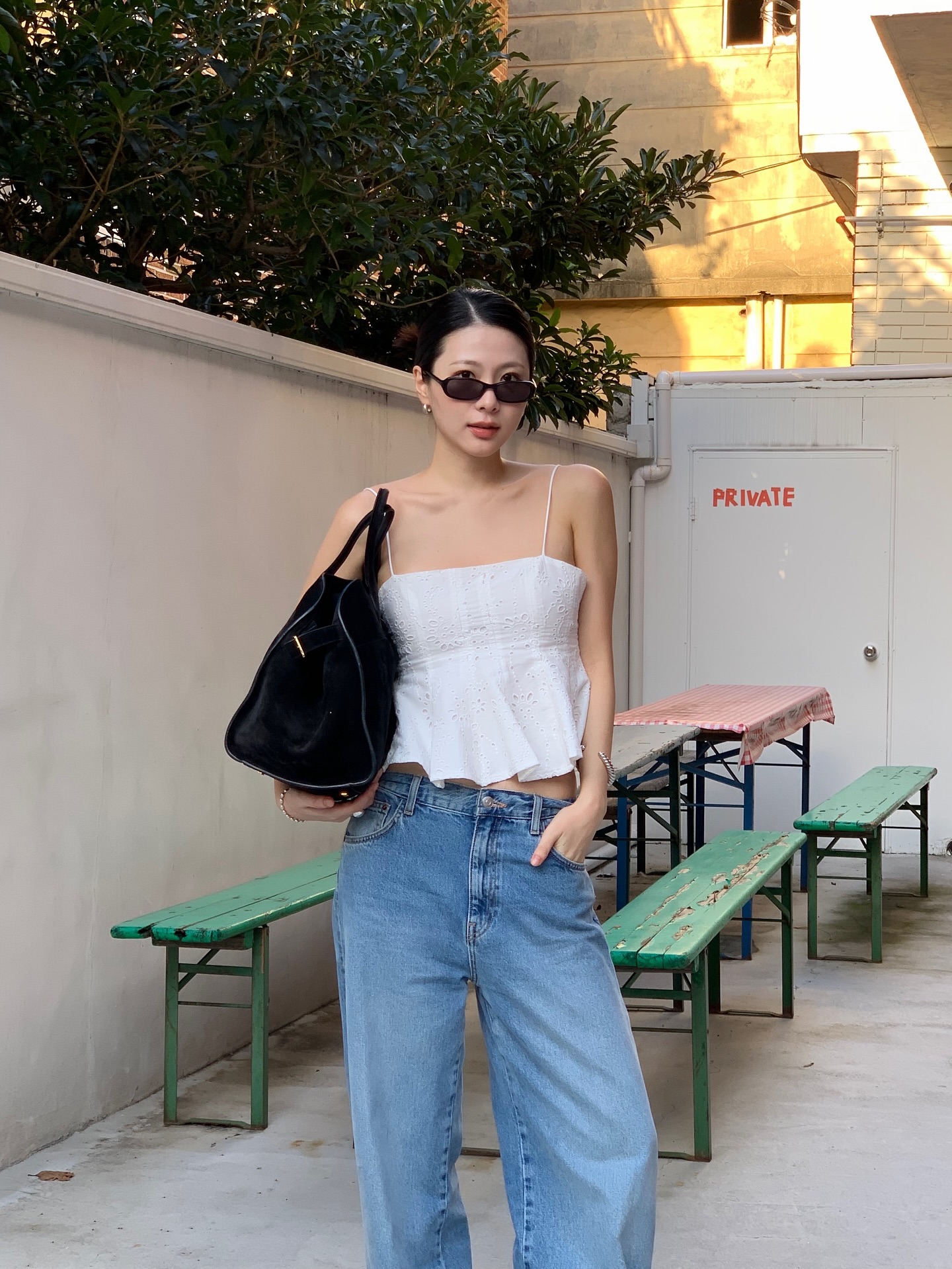 Trong v&ocirc; v&agrave;n mẫu &aacute;o m&ugrave;a h&egrave;, đ&acirc;y l&agrave; 4 kiểu đẹp nhất để mặc với quần jeans- Ảnh 3.