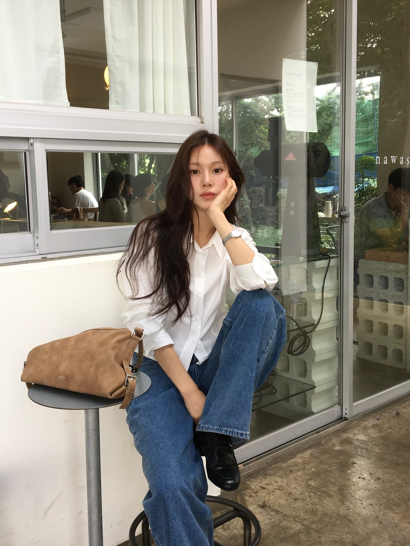 &Aacute;o trắng v&agrave; quần jeans xanh: Bộ đ&ocirc;i kinh điển c&oacute; tới 4 c&aacute;ch mặc trong m&ugrave;a h&egrave;- Ảnh 8.