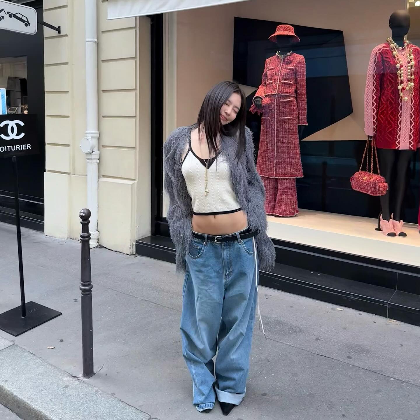 Quần jeans ống rộng v&agrave;o tay Jennie cũng th&agrave;nh sang chảnh tới từng set đồ- Ảnh 4.