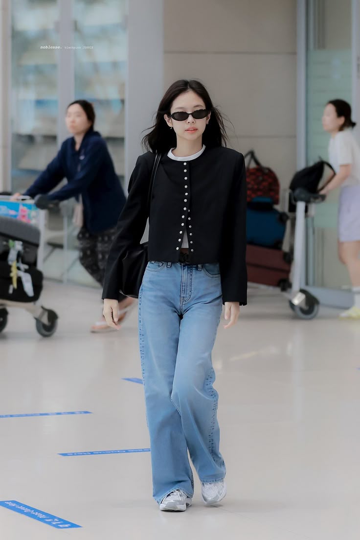 Quần jeans ống rộng v&agrave;o tay Jennie cũng th&agrave;nh sang chảnh tới từng set đồ- Ảnh 9.