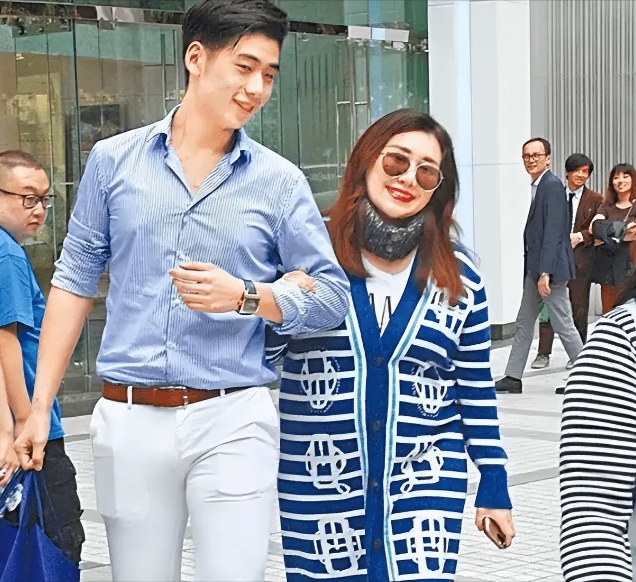 Con rể k&iacute;n tiếng nhất gia tộc "vua s&ograve;ng bạc Macau&rdquo;: Học b&aacute; Harvard, được nh&agrave; g&aacute;i tặng hồi m&ocirc;n 5.000 tỷ năm 2019- Ảnh 5.