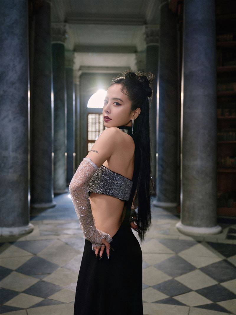 Mỹ nh&acirc;n vướng ồn &agrave;o cấm s&oacute;ng, bị x&oacute;a sổ to&agrave;n bộ &acirc;m nhạc: Lỗ nặng 260 tỷ đồng, bị bạn trai chia tay v&igrave; qu&aacute; nổi tiếng- Ảnh 2.