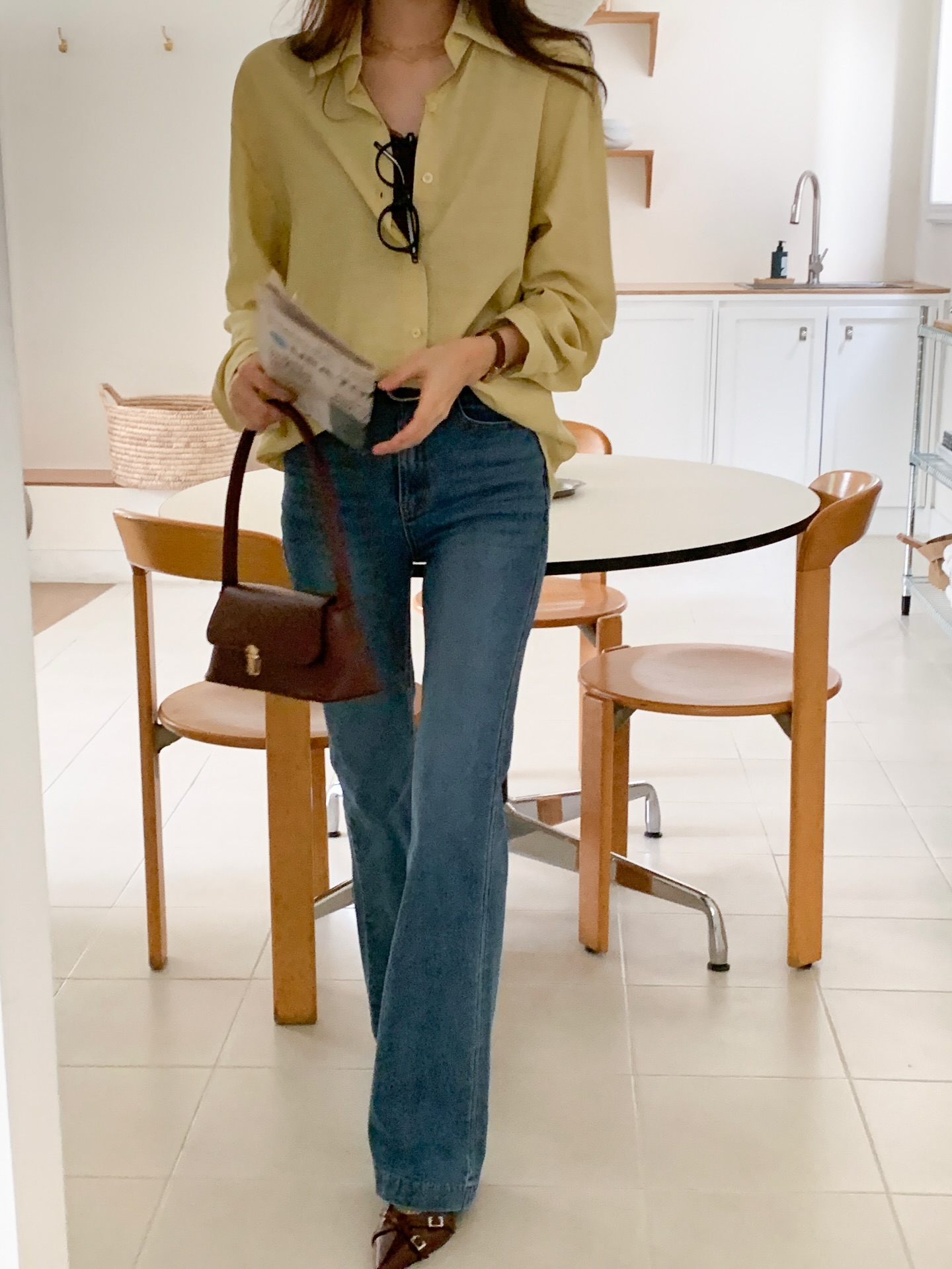 Trong v&ocirc; v&agrave;n mẫu &aacute;o m&ugrave;a h&egrave;, đ&acirc;y l&agrave; 4 kiểu đẹp nhất để mặc với quần jeans- Ảnh 8.