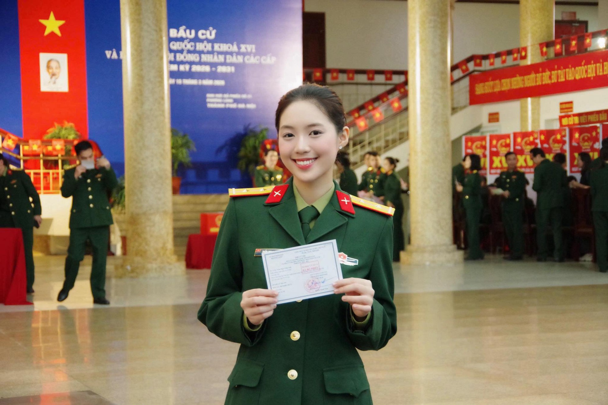 Mỹ nh&acirc;n mang qu&acirc;n h&agrave;m Trung &uacute;y, con g&aacute;i Nghệ sĩ Ưu t&uacute; v&agrave; d&agrave;n KOL tham gia bầu cử: Rộn r&agrave;ng ng&agrave;y hội non s&ocirc;ng!- Ảnh 1.