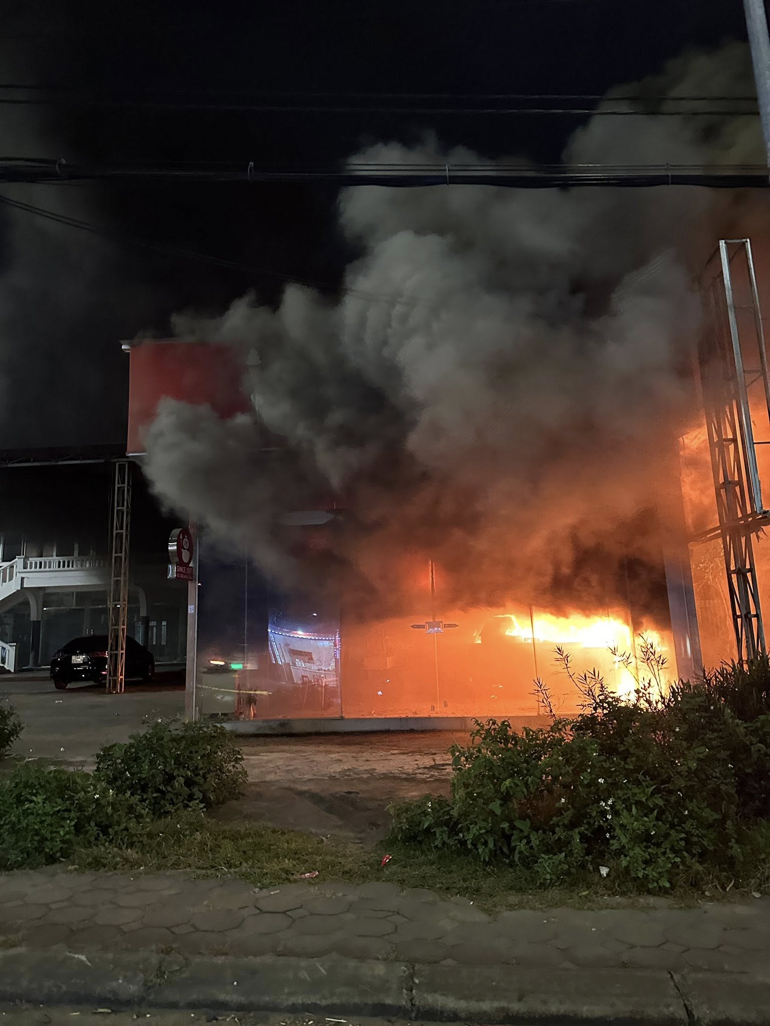 N&Oacute;NG: Ch&aacute;y lớn tại qu&aacute;n Mixue ở Quảng Ninh, lửa b&ugrave;ng dữ dội thi&ecirc;u rụi cửa h&agrave;ng khiến nhiều người hốt hoảng- Ảnh 1.