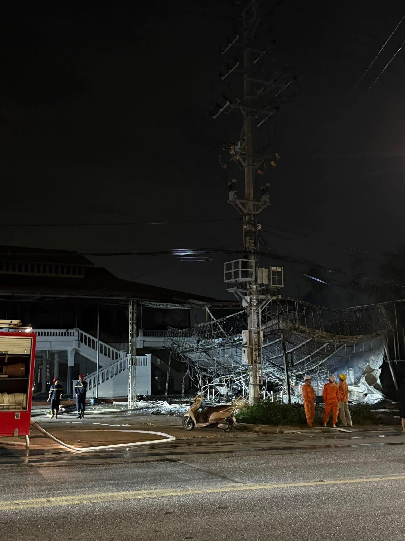 N&Oacute;NG: Ch&aacute;y lớn tại qu&aacute;n Mixue ở Quảng Ninh, lửa b&ugrave;ng dữ dội thi&ecirc;u rụi cửa h&agrave;ng khiến nhiều người hốt hoảng- Ảnh 4.